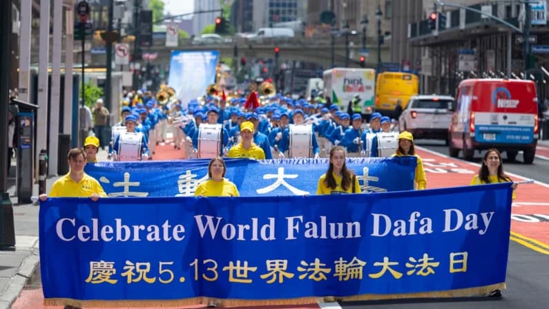 Turistas de todo el mundo aplauden la marcha pacífica de Falun Gong, mientras la persecución en China se recrudece