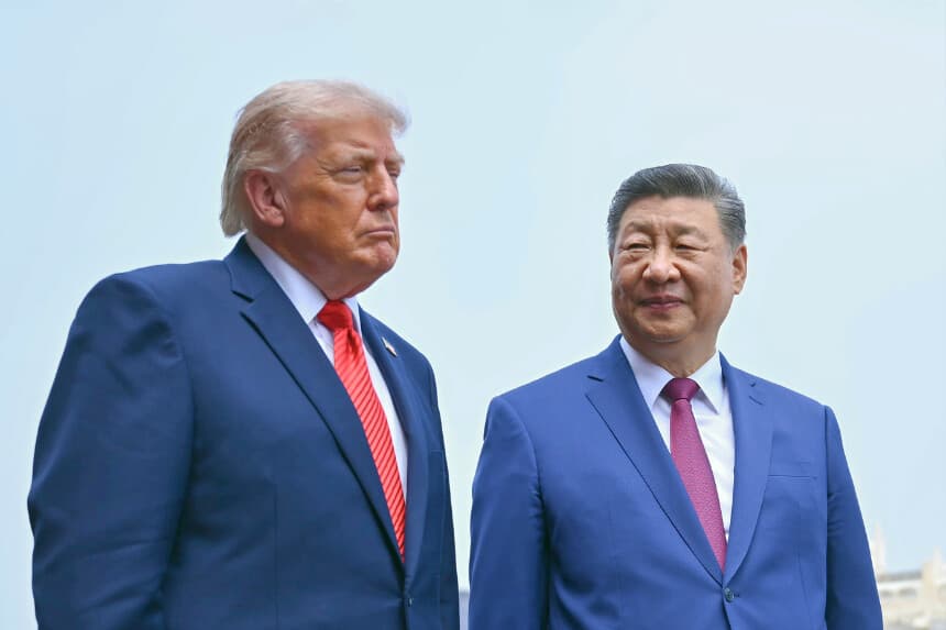 Beijing, CHINA - 14 DE MAYO: El presidente de China, Xi Jinping (a la derecha), y el presidente de Estados Unidos, Donald Trump, visitan el Templo del Cielo el 14 de mayo de 2026 en , China. Xi advirtió a Trump de que la cuestión de Taiwán podría llevar a ambos países a un “conflicto” si no se gestiona adecuadamente, una contundente declaración inicial al inicio de la cumbre entre superpotencias celebrada en Beijing el 14 de mayo para abordar numerosas cuestiones espinosas. (Foto de Brendan Smialowski - Pool/Getty Images)