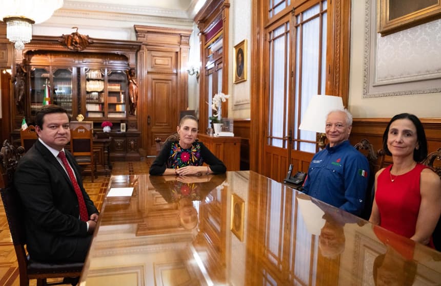 Fotografía cedida por la Presidencia de México de la mandataria mexicana, Claudia Sheinbaum (c), junto a Juan Carlos Carpio (i) nuevo director general de Petróleos Mexicanos (Pemex) en sustitución de Víctor Rodríguez (2-d) durante una reunión este jueves, en Palacio Nacional de la Ciudad de México (EFE/ Presidencia de México)