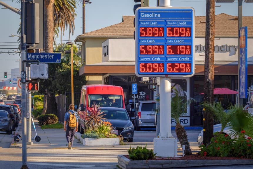 Una gasolinera de Los Ángeles muestra los precios de la gasolina el 11 de marzo de 2026. (John Fredricks/The Epoch Times).