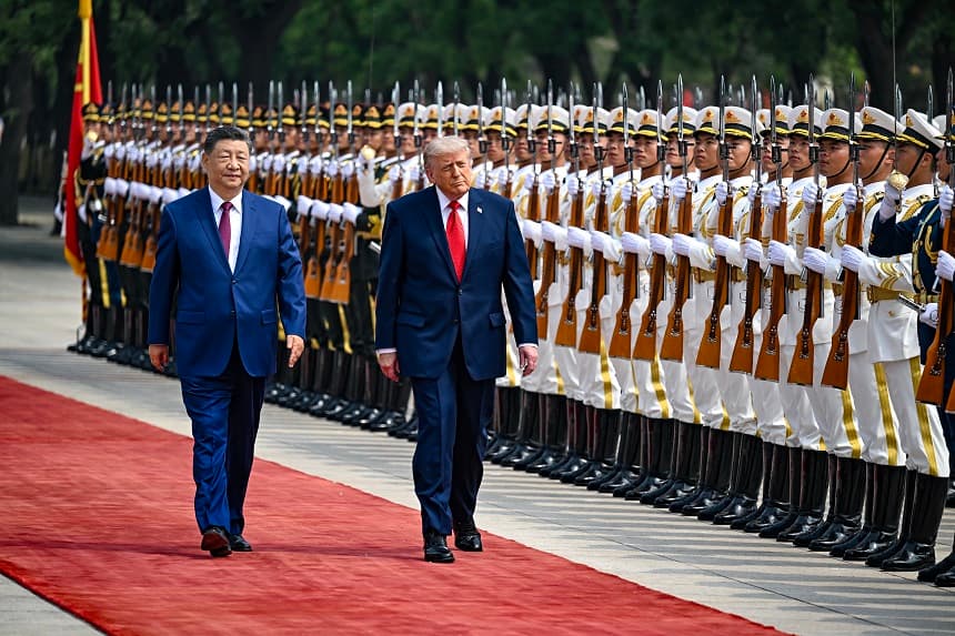 El presidente de Estados Unidos, Donald Trump, pasa revista a la guardia de honor junto al presidente chino, Xi Jinping, durante una ceremonia de bienvenida celebrada en el Gran Salón del Pueblo el 14 de mayo de 2026 en Beijing, China. (Kenny Holston-Pool/Getty Images)