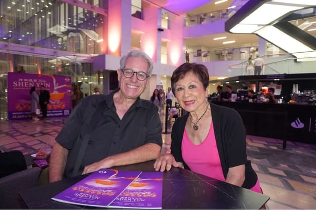 Músico de Guadalajara se conmueve con la orquesta en vivo de Shen Yun