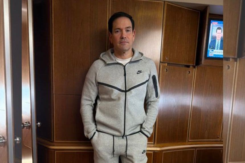 Fotografía tomada de la cuenta @StevenCheung47 en X del director de comunicaciones de la Casa Blanca, Steve Cheung, que muestra al secretario de Estado de Estados Unidos, Marco Rubio, posando en el avión presidencial, rumbo a China, con la ropa deportiva que llevaba el expresidente de Venezuela, Nicolás Maduro, durante su captura el pasado 3 de enero por parte de las Fuerzas Armadas estadounidenses. (EFE/ @StevenCheung47)