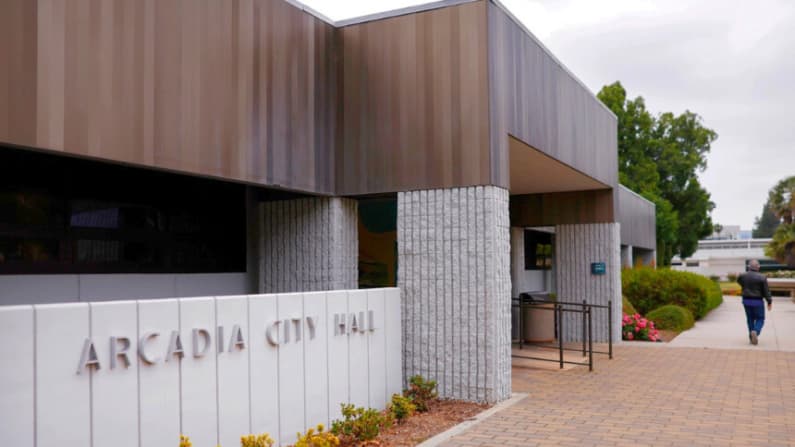 Caso de la alcaldesa de Arcadia plantea dudas sobre influencia de Beijing en EE. UU.