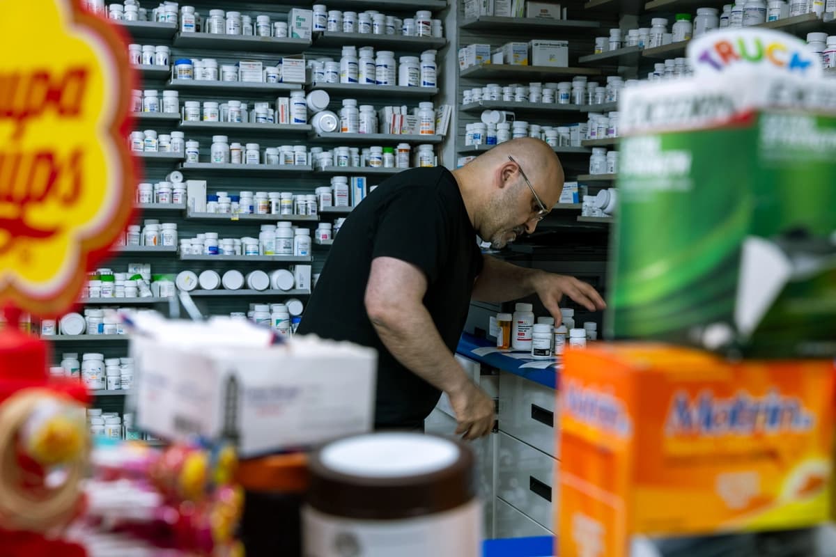 Un farmacéutico trabaja en una farmacia NYC Discount Pharmacy en Nueva York, el 23 de julio de 2024. (Spencer Platt/Getty Images).