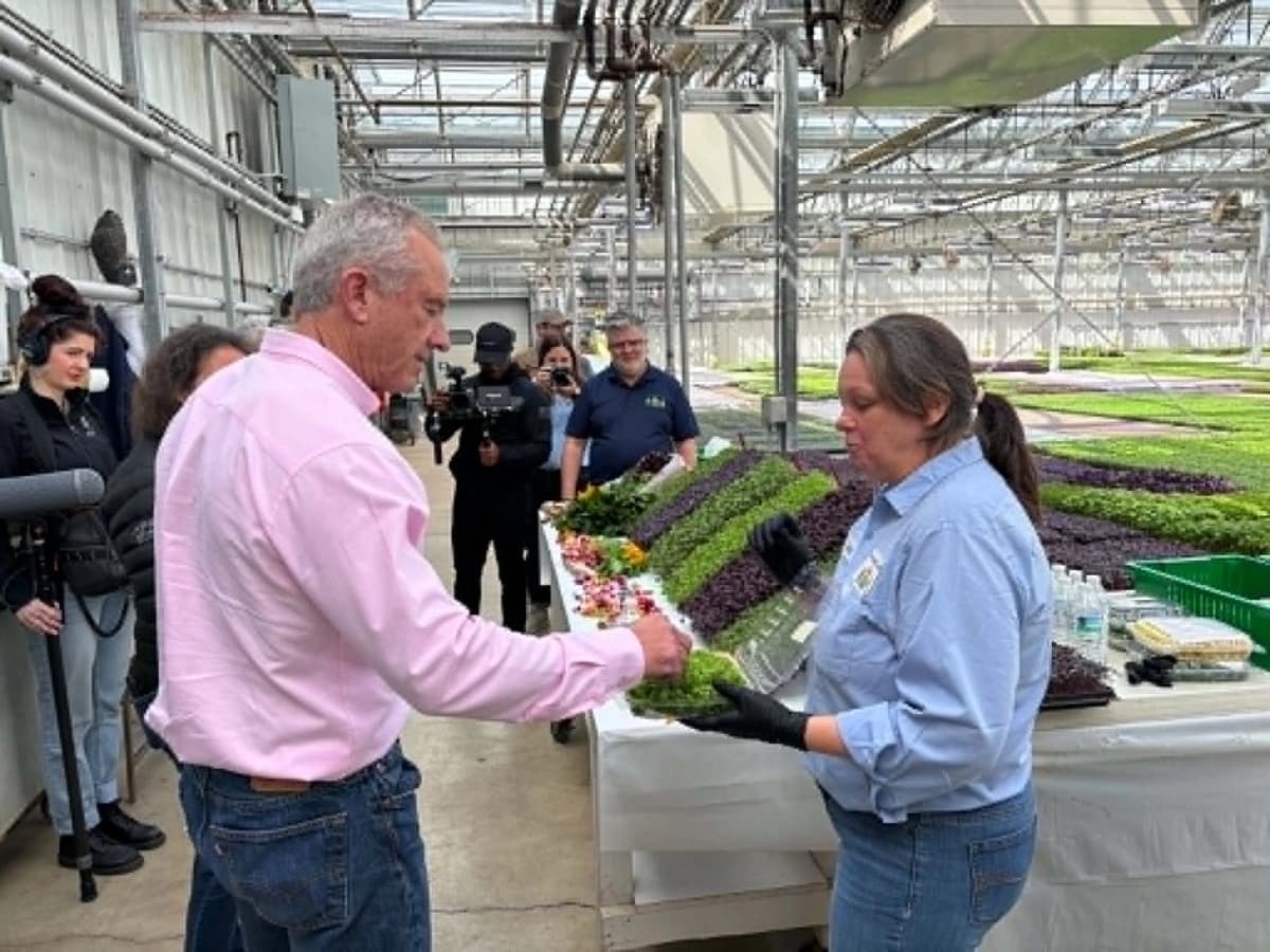 RFK Jr. visita granja de Ohio que demuestra que métodos regenerativos permiten cultivar alimentos saludables