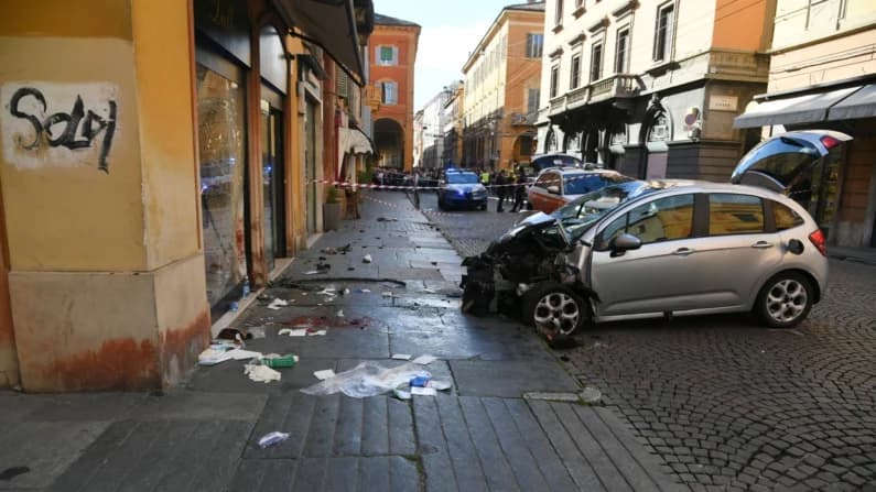 Al menos 8 heridos después de que un coche arrollara a una multitud en Italia