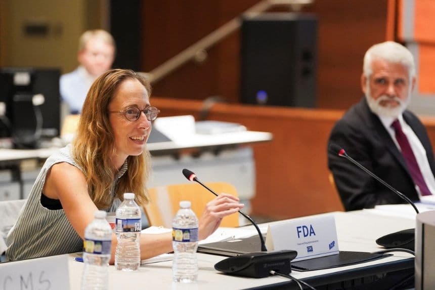 La Dra. Tracy Beth Hoeg durante una reunión en Atlanta, en una imagen de archivo. (Megan Varner/Reuters)