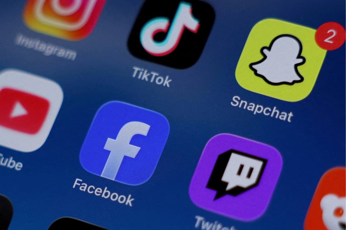 Las aplicaciones de Instagram, TikTok, Snapchat, YouTube, Facebook, Twitch y Reddit se muestran en un teléfono móvil el 9 de diciembre de 2025. (Hollie Adams/Reuters)