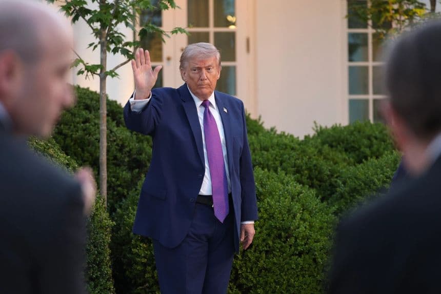El presidente estadounidense Donald Trump saluda tras pronunciar un discurso en una cena con motivo de la Semana Nacional de la Policía en el Jardín de las Rosas de la Casa Blanca, el 11 de mayo de 2026. (Kevin Dietsch/Getty Images)