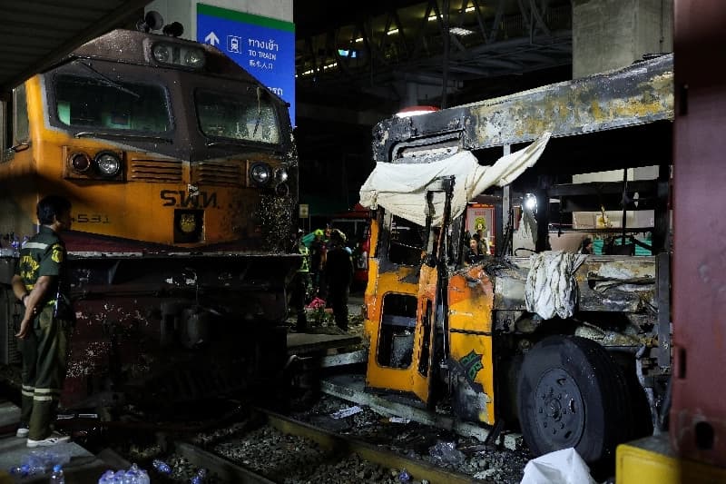 Vista de un tren y un autobús después de su colisión con varios automóviles en la carretera Asok-Din Daeng, causando varias víctimas, en Bangkok, Tailandia, el 16 de mayo de 2026. (Athit Perawongmetha/Reuters)