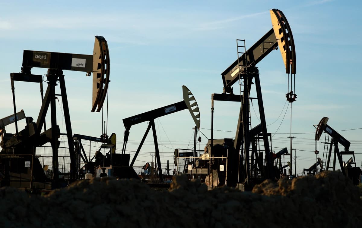 Los Pumpjacks funcionan mientras otros permanecen inactivos en el campo petrolífero de Belridge, cerca de McKittrick, California, el 10 de marzo de 2026. (Mario Tama/Getty Images)