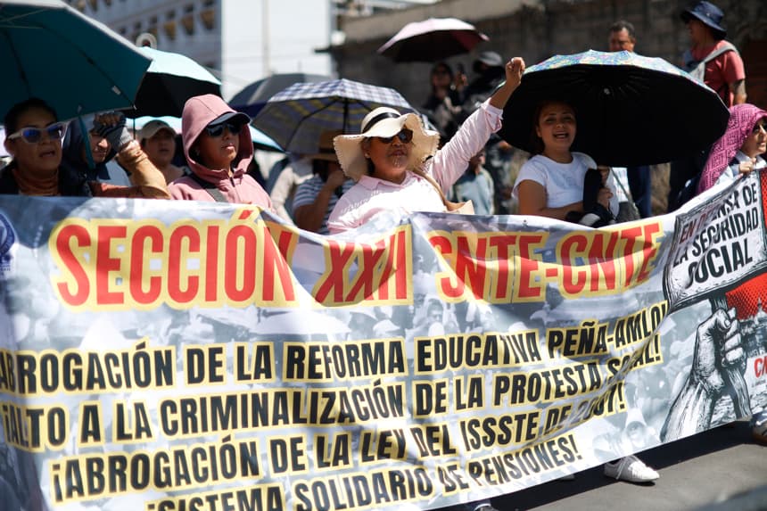 Maestros de la Coordinadora Nacional de Trabajadores de la Educación (CNTE) protestan en Ciudad de México (México). Imagen de archivo. EFE/ Sáshenka Gutiérrez
