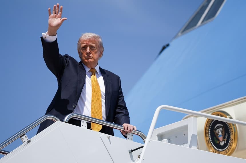 El presidente de Estados Unidos, Donald Trump, saluda con la mano mientras sube al Air Force One el 12 de mayo de 2026 en la Base Conjunta Andrews, Maryland. (Alex Wong/Getty Images)