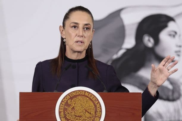 La presidenta de México, Claudia Sheinbaum, habla durante una rueda de prensa este lunes 18 de mayo de 2026 en el Palacio Nacional de la Ciudad de México. (EFE/José Méndez)