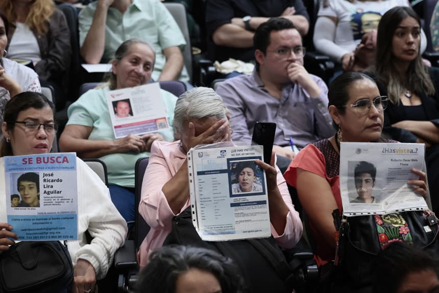 Familiares de víctimas de desaparición, sostienen carteles durante una rueda de prensa en Ciudad de México. Imagen de archivo. (EFE/ José Méndez)