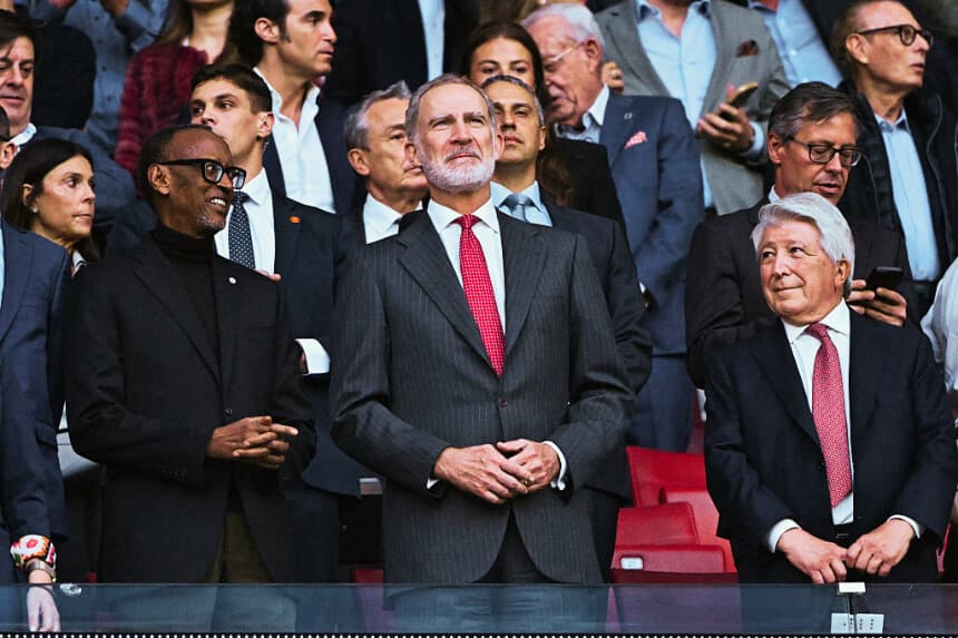 El rey Felipe VI de España (C) está flanqueado por el presidente de Ruanda, Paul Kagame (I), y el presidente del Atlético de Madrid, Enrique Cerezo, mientras asisten al partido de ida de las semifinales de la Liga de Campeones de la UEFA entre el Club Atlético de Madrid y el Arsenal en el estadio Metropolitano de Madrid el 29 de abril de 2026. (Javier SORIANO / AFP vía Getty Images)