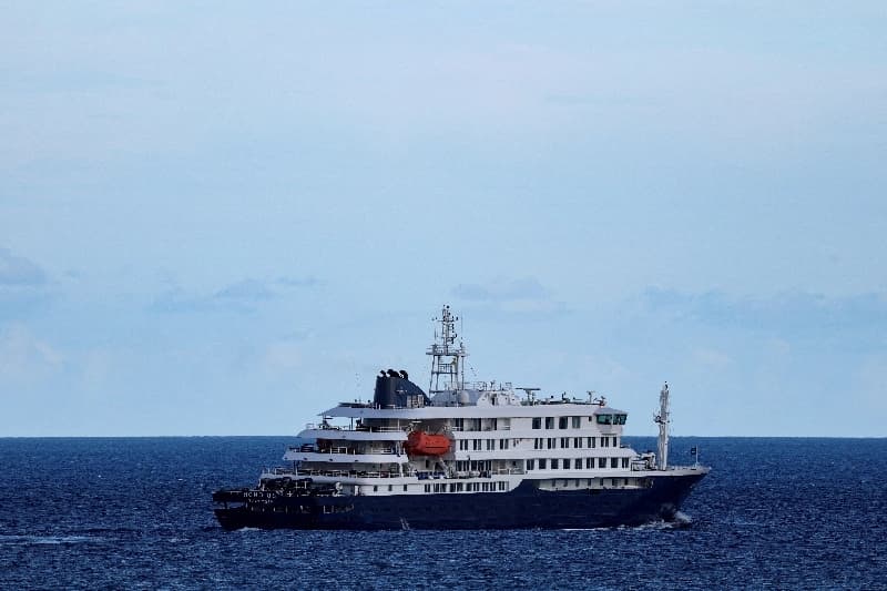 El crucero MV Hondius, en el que se produjo un brote de hantavirus, zarpa del puerto de Granadilla de Abona, en Tenerife, España, el 11 de mayo de 2026. (Hannah McKay/Reuters).