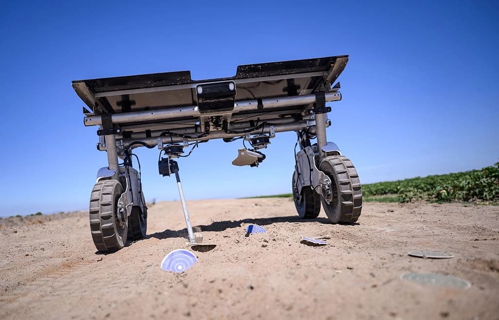 Un robot autónomo con inteligencia artificial alimentado por energía solar, demuestra cómo puede atacar objetivos específicos en una granja en Los Banos, California, el 26 de junio de 2025. (Josh Edelson/AFP vía Getty Images)