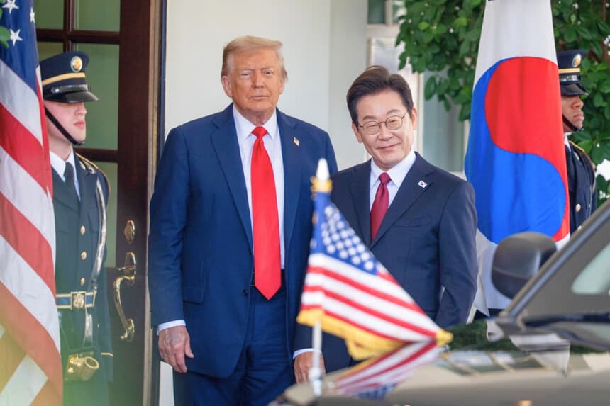 El presidente de Estados Unidos, Donald Trump, saluda al presidente de Corea del Sur, Lee Jae-myung, en la Casa Blanca el 25 de agosto de 2025. (Madalina Kilroy/The Epoch Times).