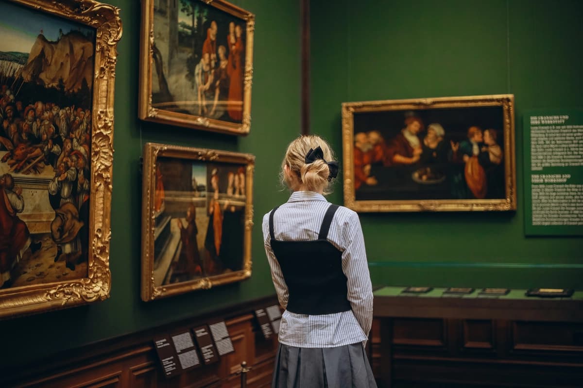 Históricamente, los museos de arte fueron diseñados como espacios contemplativos destinados a cultivar la reflexión, invitando a los visitantes a bajar el ritmo y conectar con las obras de arte. (Jane_Zh/Shutterstock)