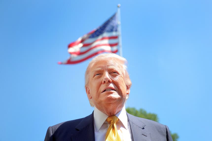 WASHINGTON, D. C. - 12 DE MAYO: El presidente de Estados Unidos, Donald Trump, se dirige a la prensa frente a la bandera estadounidense al salir de la Casa Blanca el 12 de mayo de 2026 en Washington, D. C. Trump viaja a China, donde tiene previsto reunirse con el presidente chino, Xi Jinping, para mantener conversaciones sobre el conflicto con Irán, los desequilibrios comerciales, la seguridad regional y la cooperación económica entre ambos países. (Foto de Kevin Dietsch/Getty Images).