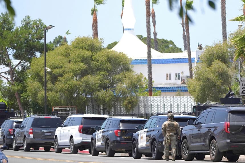 La policía se desplaza al lugar de un tiroteo ocurrido frente al Centro Islámico de San Diego, el 18 de mayo de 2026. (Gregory Bull/AP Photo).