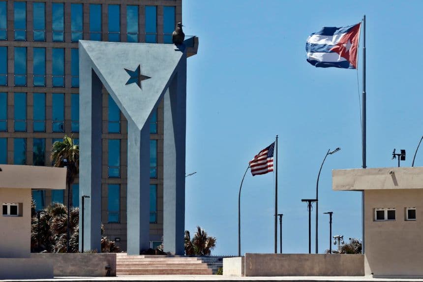 Fotografía de archivo que muestra un área de la sede de la Embajada de Estados Unidos en La Habana, Cuba. (EFE/ Ernesto Mastrascusa)