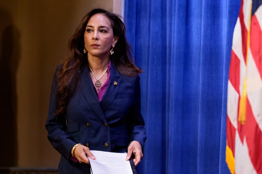 La subsecretaria de Justicia para los Derechos Civiles, Harmeet Dhillon, llega a una conferencia de prensa en el Departamento de Justicia el 29 de septiembre de 2025 en Washington, D.C. El Departamento de Justicia presentó una denuncia en virtud de la Ley de Libertad de Acceso a las Clínicas (FACE, por sus siglas en inglés) contra los manifestantes que atacaron una sinagoga en Nueva Jersey en noviembre de 2024. (Andrew Harnik/Getty Images).