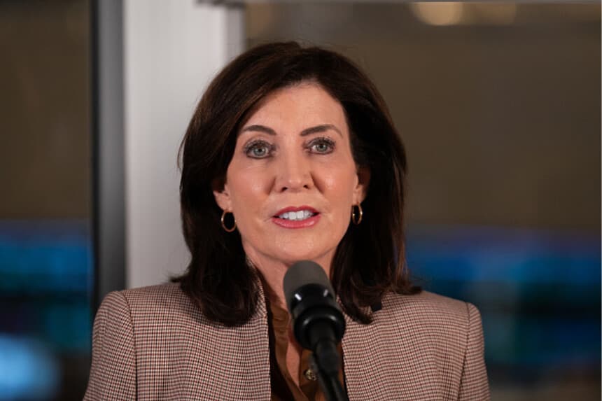 La gobernadora de Nueva York, Kathy Hochul, habla durante una conferencia de prensa para anunciar nuevas medidas de seguridad en el metro en el Centro de Control Ferroviario de la NYCTA el 6 de marzo de 2024 en la ciudad de Nueva York. (Adam Gray/Getty Images).
