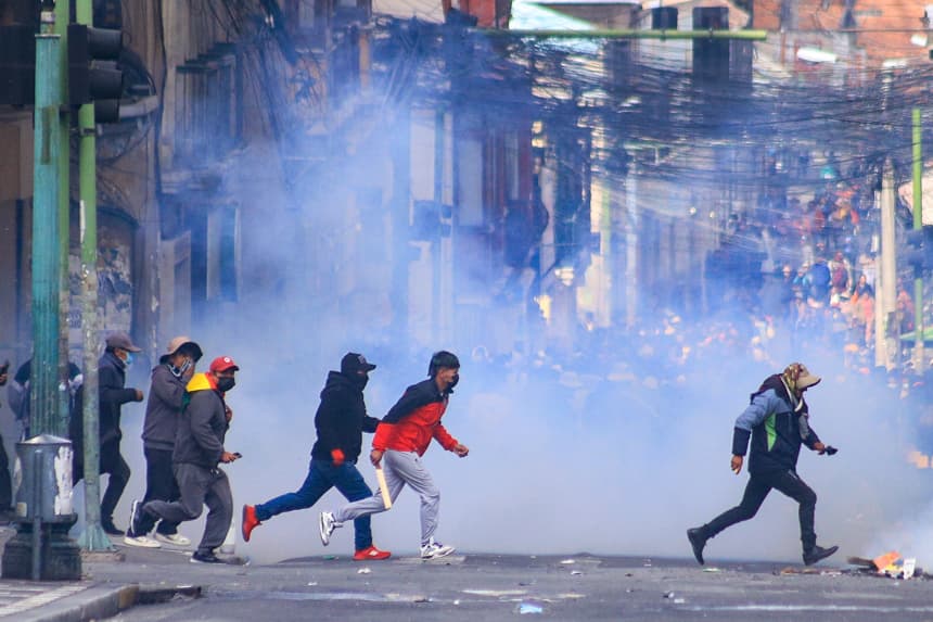 Protestas en Bolivia derivan en saqueos y vandalismo en oficinas de La Paz