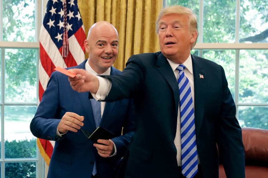 Foto Ilustrativa: El presidente de Estados Unidos, Donald Trump, simula mostrar una tarjeta roja a la prensa junto al presidente de la FIFA, Gianni Infantino, en el Despacho Oval de la Casa Blanca el 28 de agosto de 2018 en Washington, D. C. La Copa Mundial de la FIFA 2026 será organizada por Estados Unidos, Canadá y México, la primera en la historia celebrada en tres países. (Chip Somodevilla/Getty Images).