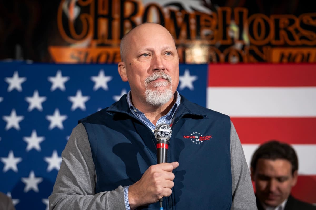 El diputado Chip Roy (R-Texas) interviene durante un acto de campaña junto al candidato presidencial republicano y gobernador de Florida, Ron DeSantis, en Cedar Rapids, Iowa, el 14 de enero de 2024. (Madalina Vasiliu/The Epoch Times)