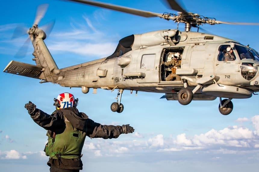 Un helicóptero MH-60 Sea Hawk despega de la cubierta de vuelo del USS Gerald R. Ford en alta mar durante la Operación Furia Épica, el 28 de febrero de 2026. (Marina de Estados Unidos a través de Getty Images)