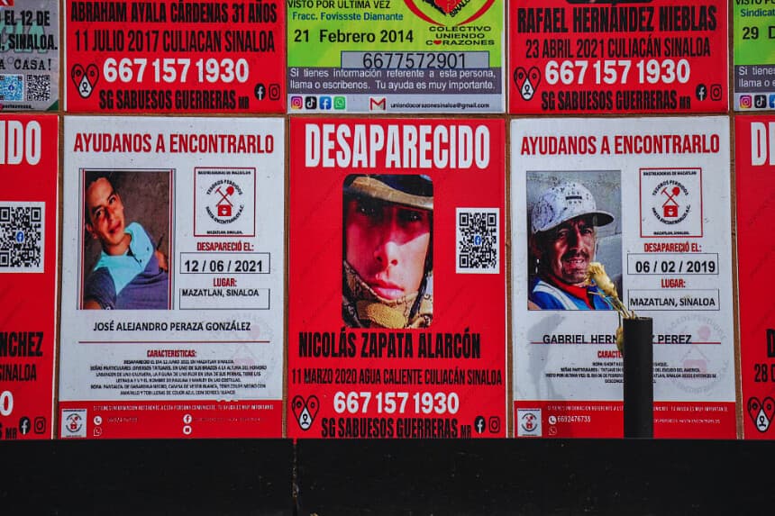 El 9 de febrero de 2026 se observan carteles que forman parte de un memorial dedicado a las víctimas de desapariciones forzadas en el centro de Culiacán, en el estado de Sinaloa, México. (Foto de Jesús Verdugo / AFP vía Getty Images)