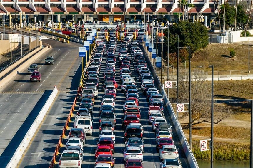 Varios vehículos se encuentran atrapados en un atasco mientras esperan para cruzar la frontera entre Estados Unidos y México en Laredo, Texas, el 3 de febrero de 2025. (Brandon Bell/Getty Images)