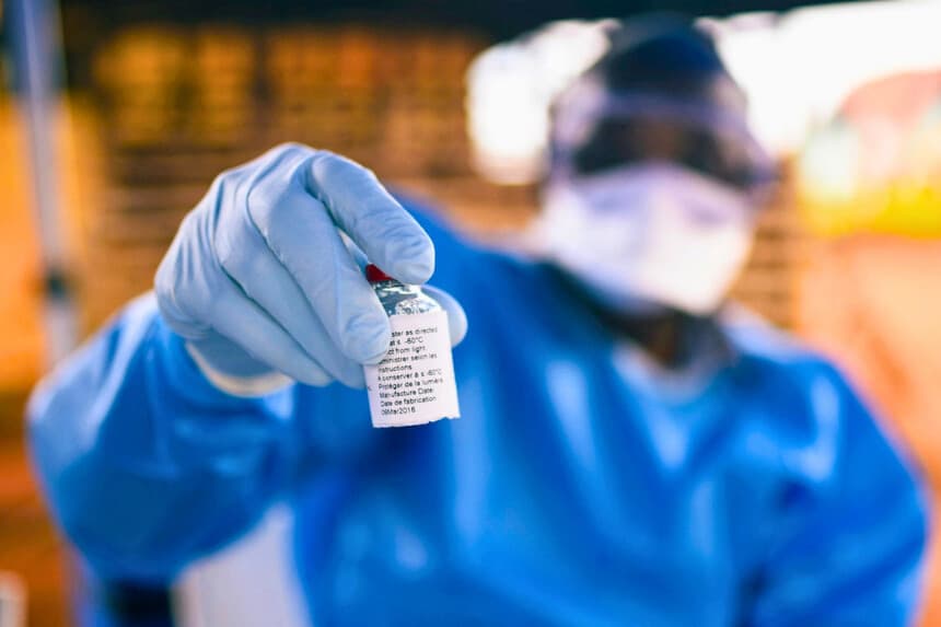 Un trabajador sanitario congoleño se dispone a administrar la vacuna contra el ébola frente a la casa de una víctima fallecida a causa de esta enfermedad en la localidad de Mangina, en la provincia de Kivu del Norte, República Democrática del Congo, el 18 de agosto de 2018. (Olivia Acland/Reuters).