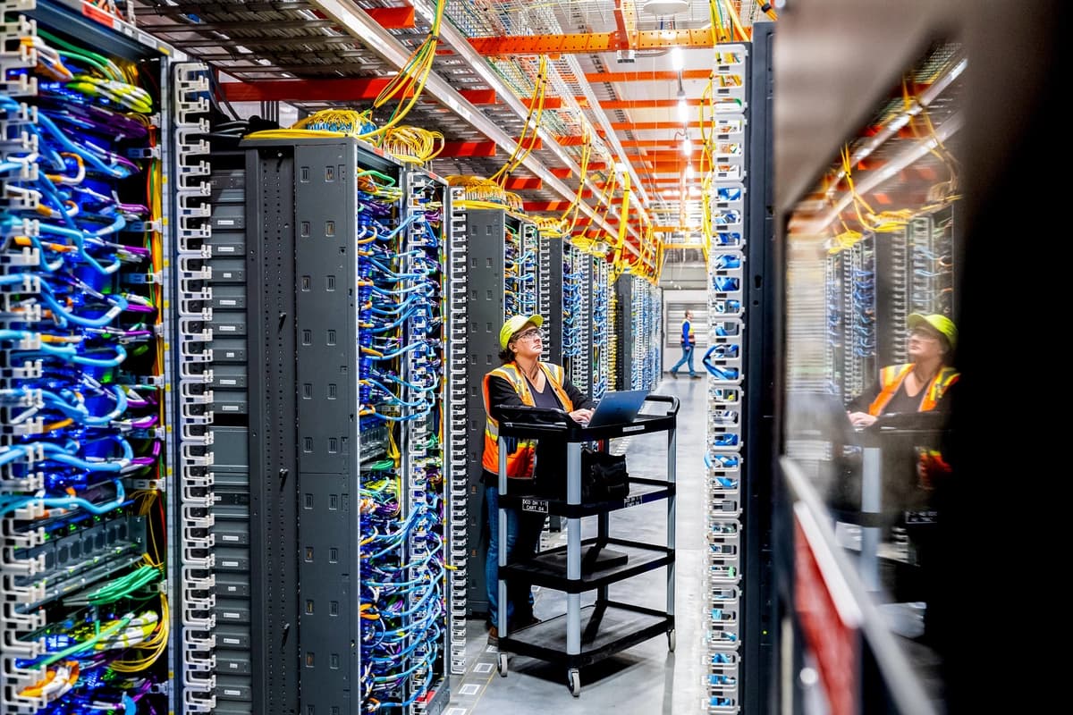 n técnico trabaja en un centro de datos de inteligencia artificial de Amazon Web Services en New Carlisle, Indiana, el 2 de octubre de 2025. (Noah Berger/Getty Images a través de Amazon Web Services)