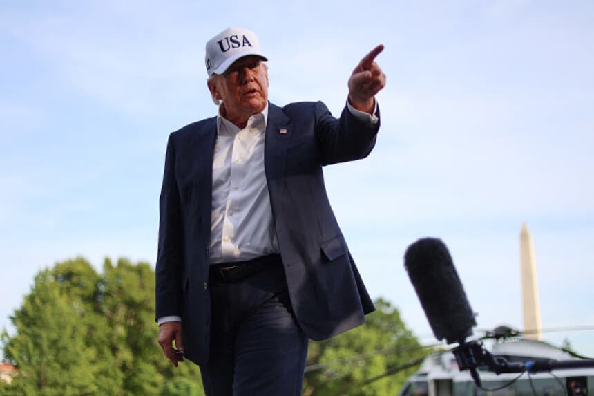 El presidente estadounidense Donald Trump gesticula al llegar al jardín sur de la Casa Blanca en Washington, D.C., el 15 de mayo de 2026, tras su visita a Beijing, donde se reunió con el presidente chino Xi Jinping para tratar acuerdos comerciales. (AFP / Alex Wroblewski / Getty Images).