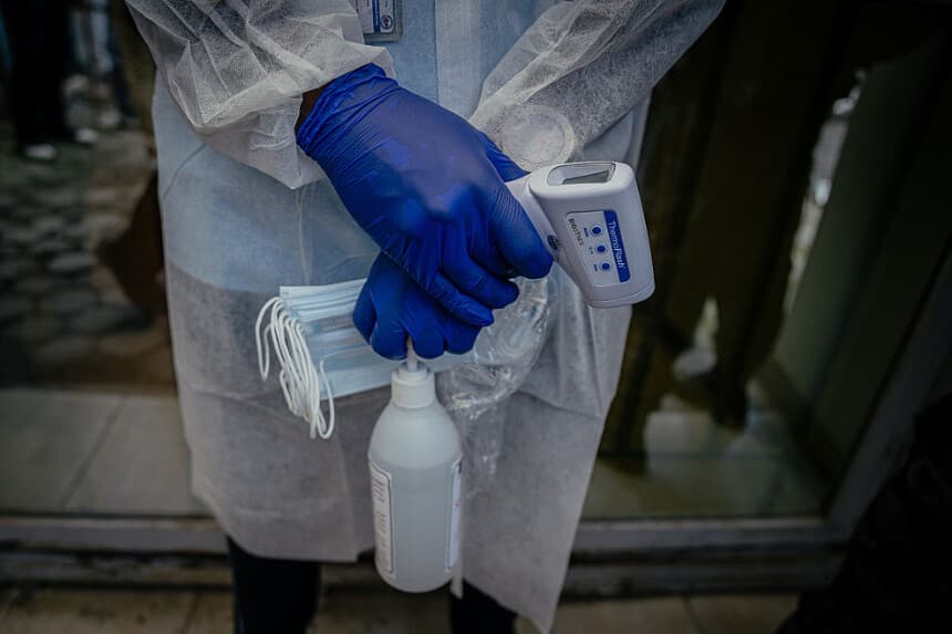 Un trabajador sanitario supervisa a los visitantes que llegan al Laboratorio Rodolphe Mérieux, INRB-Goma, en la República Democrática del Congo, el 19 de mayo de 2026. (Jospin Mwisha / AFP vía Getty Images).