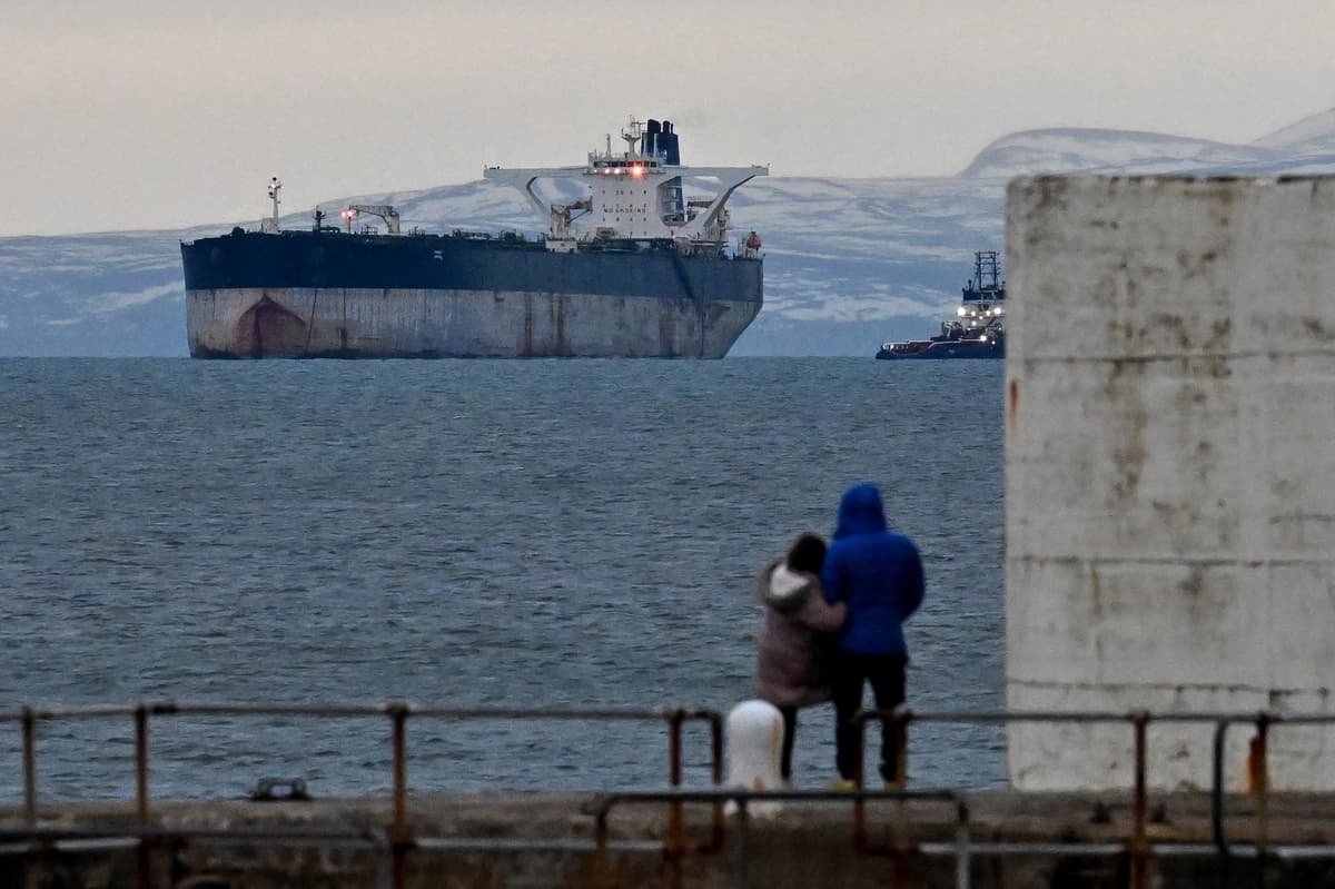 La gente observa un petrolero anteriormente conocido como Bella-1, antes de que cambiara su nombre a Marinera, de Hopeman Harbour, en el mar en Moray Firth, Escocia, el 14 de enero de 2026. (ANDY BUCHANAN / AFP vía Getty Images)