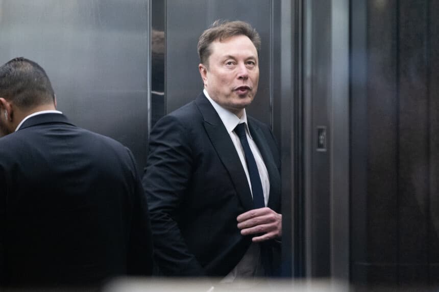 OAKLAND, CALIFORNIA - 30 DE ABRIL: Elon Musk llega al tribunal del Edificio Federal Ronald V. Dellums el 30 de abril de 2026 en Oakland, California. Elon Musk invirtió en OpenAI en una fase temprana, creyendo que sería una organización sin ánimo de lucro, pero ahora ha demandado a OpenAI y a su director ejecutivo, Sam Altman, por haberle engañado presuntamente al convertir OpenAI en una empresa con ánimo de lucro. (Foto de Benjamin Fanjoy/Getty Images).