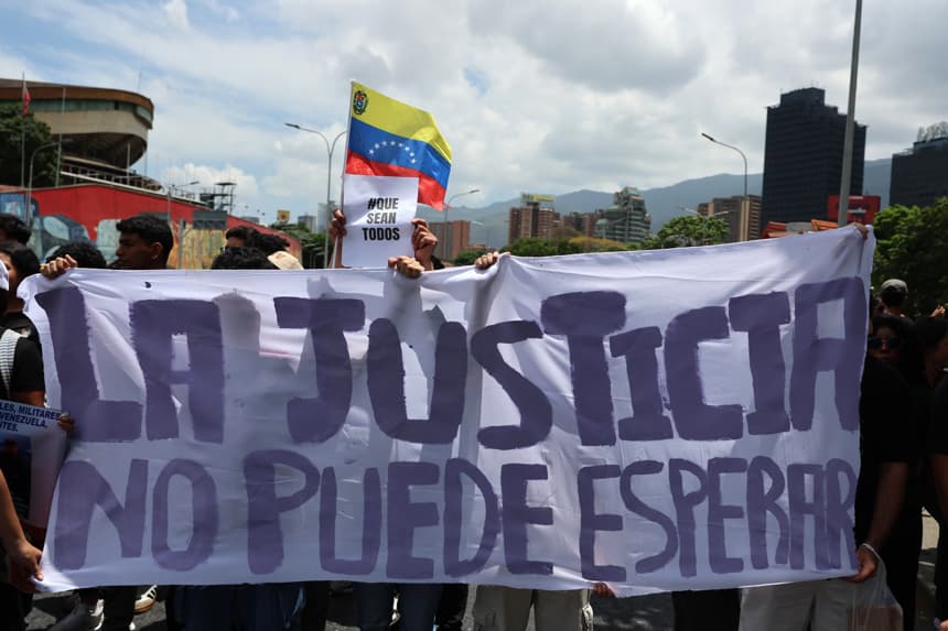 Estudiantes universitarios sostienen una pancarta el 18 de mayo de 2026, durante un homenaje por la muerte de Carmen Navas, en Caracas (Venezuela). Carmen Navas se ha convertido en el símbolo del dolor de los familiares de los presos políticos en Venezuela tras fallecer este domingo días después de que las autoridades confirmaron la muerte de su hijo Víctor Quero, ocurrida diez meses atrás bajo custodia del Estado y de la que no tuvo noticias pese a sus múltiples pedidos de información. (EFE/ Miguel Gutiérrez)