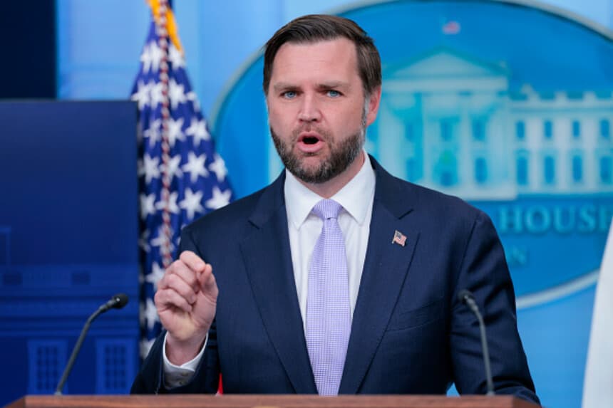 El vicepresidente de Estados Unidos, JD Vance, habla durante una conferencia de prensa en la Sala Brady de la Casa Blanca el 19 de mayo de 2026 en Washington, D.C., mientras la secretaria de prensa, Karoline Leavitt, estaba de baja por maternidad. (Heather Diehl/Getty Images).