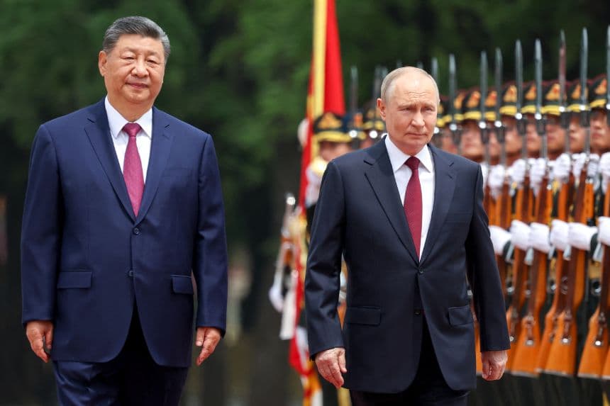 En esta fotografía de archivo distribuida por la agencia estatal rusa Sputnik, el presidente de Rusia, Vladímir Putin (C), y el presidente de China, Xi Jinping (I), inspeccionan una guardia de honor durante una ceremonia de bienvenida en el Gran Salón del Pueblo de Beijing el 20 de mayo de 2026. (Alexander KAZAKOV / POOL / AFP vía Getty Images)