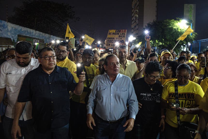 Venezolanos salen a las calles por la crisis eléctrica y exigen elecciones