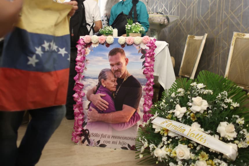 Fotografía que muestra un cuadro con las imágenes de Carmen Navas y de su hijo, Víctor Hugo Quero Navas, ambos fallecidos, en el velorio de Carmen Navas este martes en Caracas, Venezuela. (EFE/ Miguel Gutiérrez)