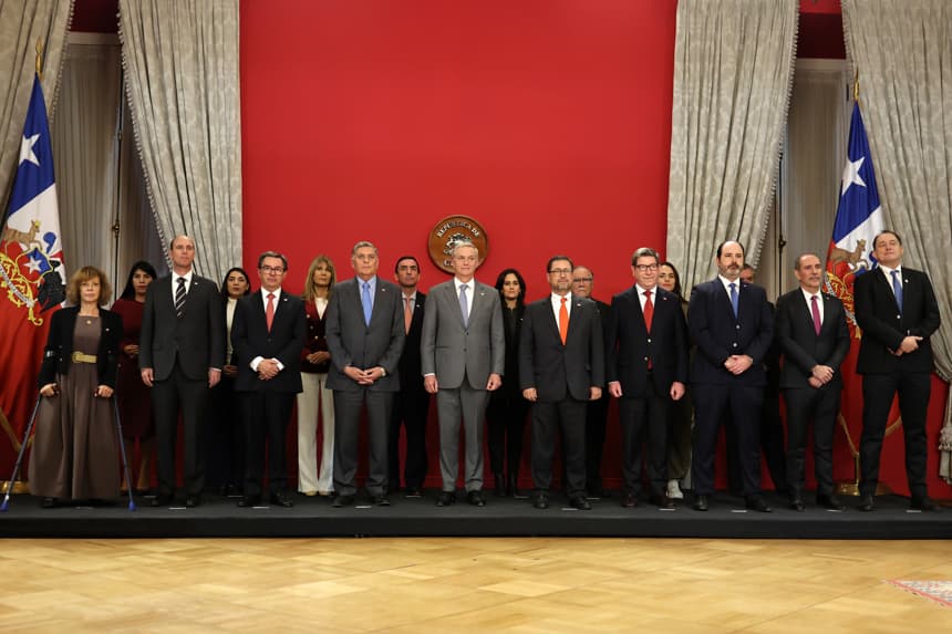 Kast releva a dos ministras clave y reconoce la necesidad de corregir el rumbo
