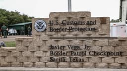 Acusan a hombre tras hallazgo de 42 inmigrantes ilegales ocultos en interior de un camión en la frontera