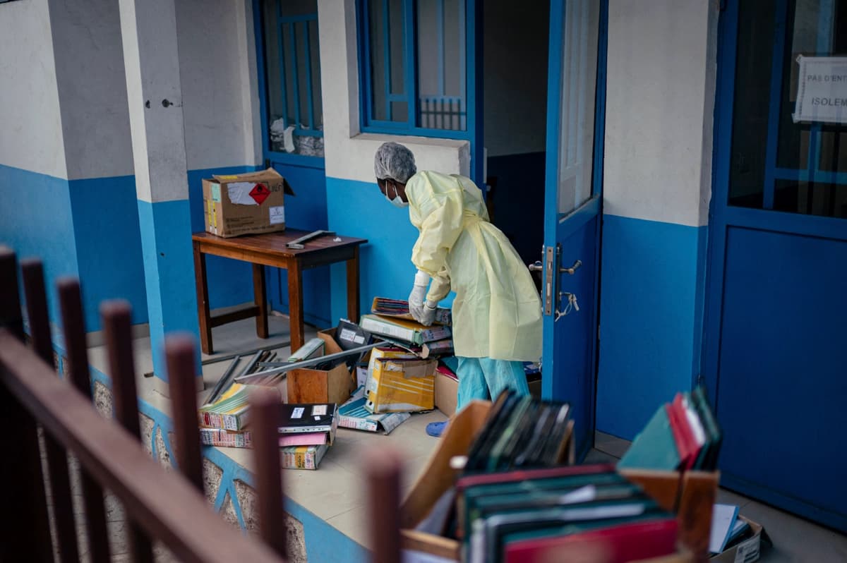 Personal del hospital CBCA Virunga prepara habitaciones para pacientes con sospecha de ébola en Goma, República Democrática del Congo, el 17 de mayo de 2026. (Jospin Mwisha/AFP vía Getty Images).